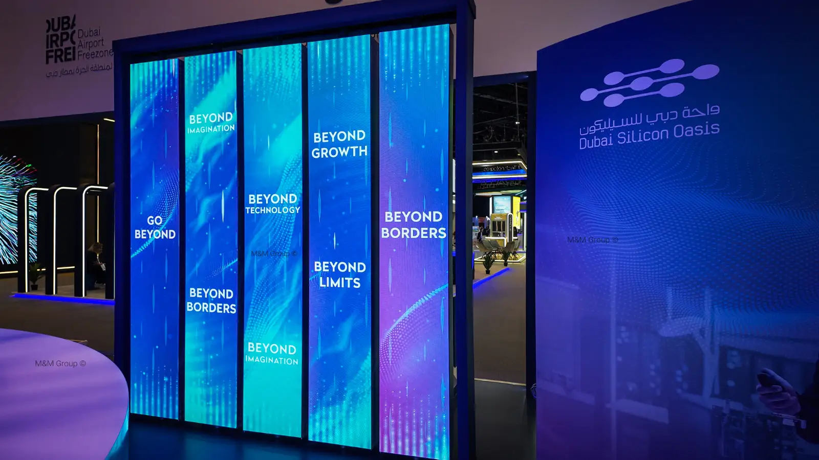جناح DIEZ في GITEX AI مع شاشات LED عمودية في دبي