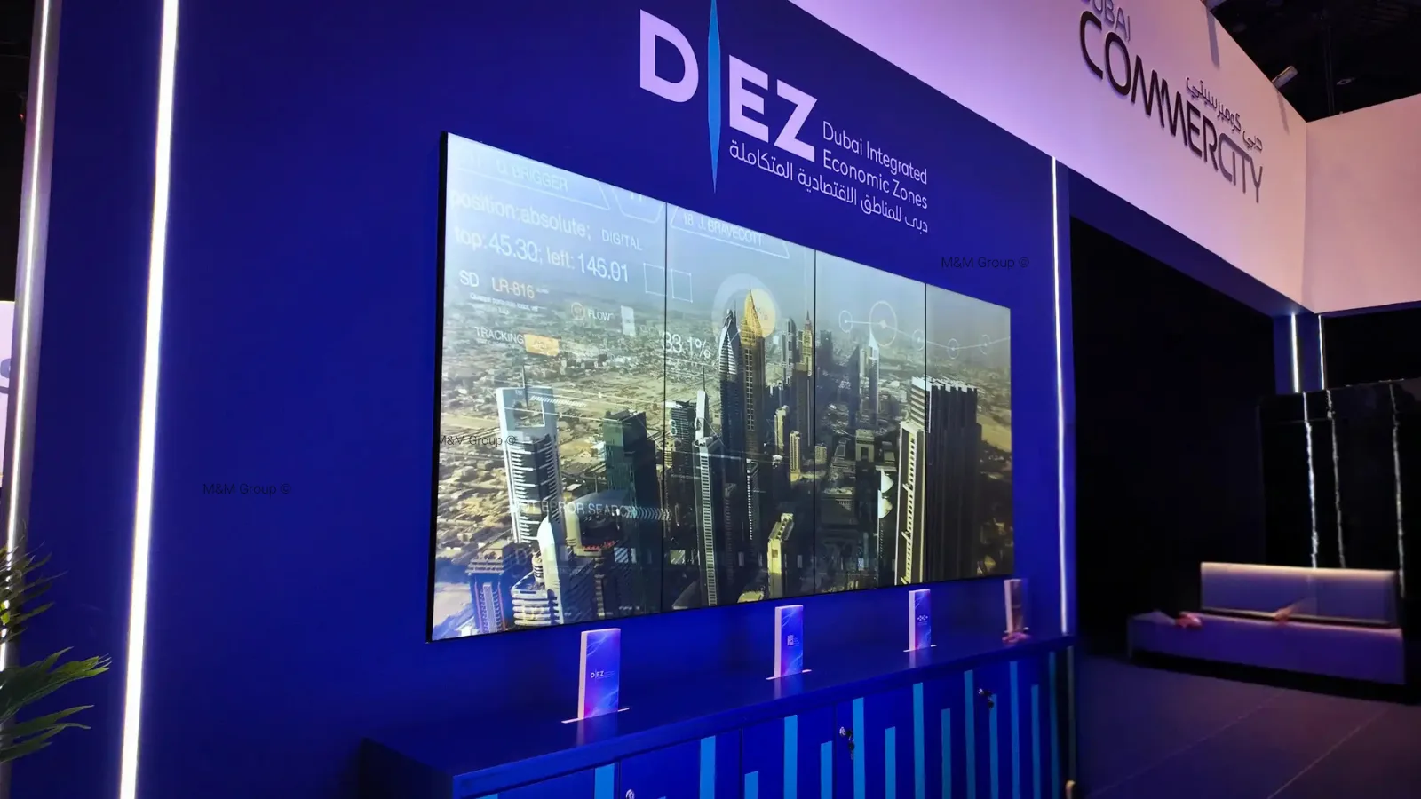 جناح DIEZ في GITEX AI مع جدار فيديو كبير في دبي